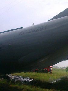 Фотографії Ан-12 Міноборони Росії який аварійно сів у Челябінську