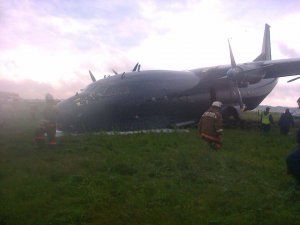 Фотографії Ан-12 Міноборони Росії який аварійно сів у Челябінську