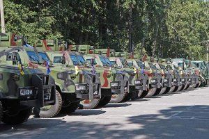 Фото з церемонії передачі першої партії нових бронемашин «Козак-2»