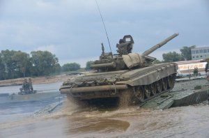 Іноземні команди понтонно-переправних підрозділів вперше переправили бойову техніку через річку Ока