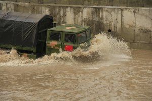 Фото переборення китайських військових вантажних автомобілів водних перешкод