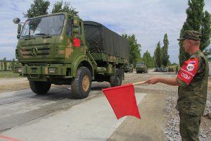 Фото переборення китайських військових вантажних автомобілів водних перешкод