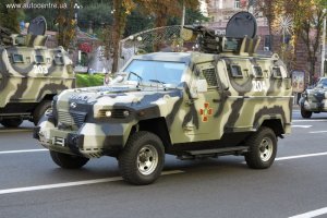 На вулицях Києва з'явилися бронемашини «Кугуар»